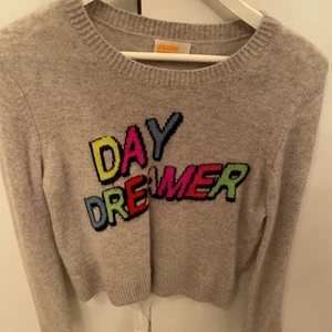 From future cashmire - Hej, säljer denna from future cashmire tröja. Står ingen storlek men skulle säga att den passar xs-s/m beroende på hur man vill att den ska sitta. Hör av er vid frågor. Köpte står för frakt. Direktköp 950kr