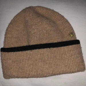 Stickad Mössa  - Söt stickad mössa , älskar men säljer pga att jag ej använder , mössan för 100, vantar för 90, båda för 180