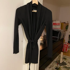 Kofta med band Stl Xs - Kofta med band Stl Xs från Lindex. Använd men bra skick. 