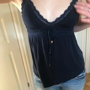 Juicy couture tröja - Budgivning på mitt juicy Couture linne jag köpte här på plick då det tyvärr inte kommer till användning, storlek m men sitter som en S, köparen står för frakt<3 buda i kommentarerna!!