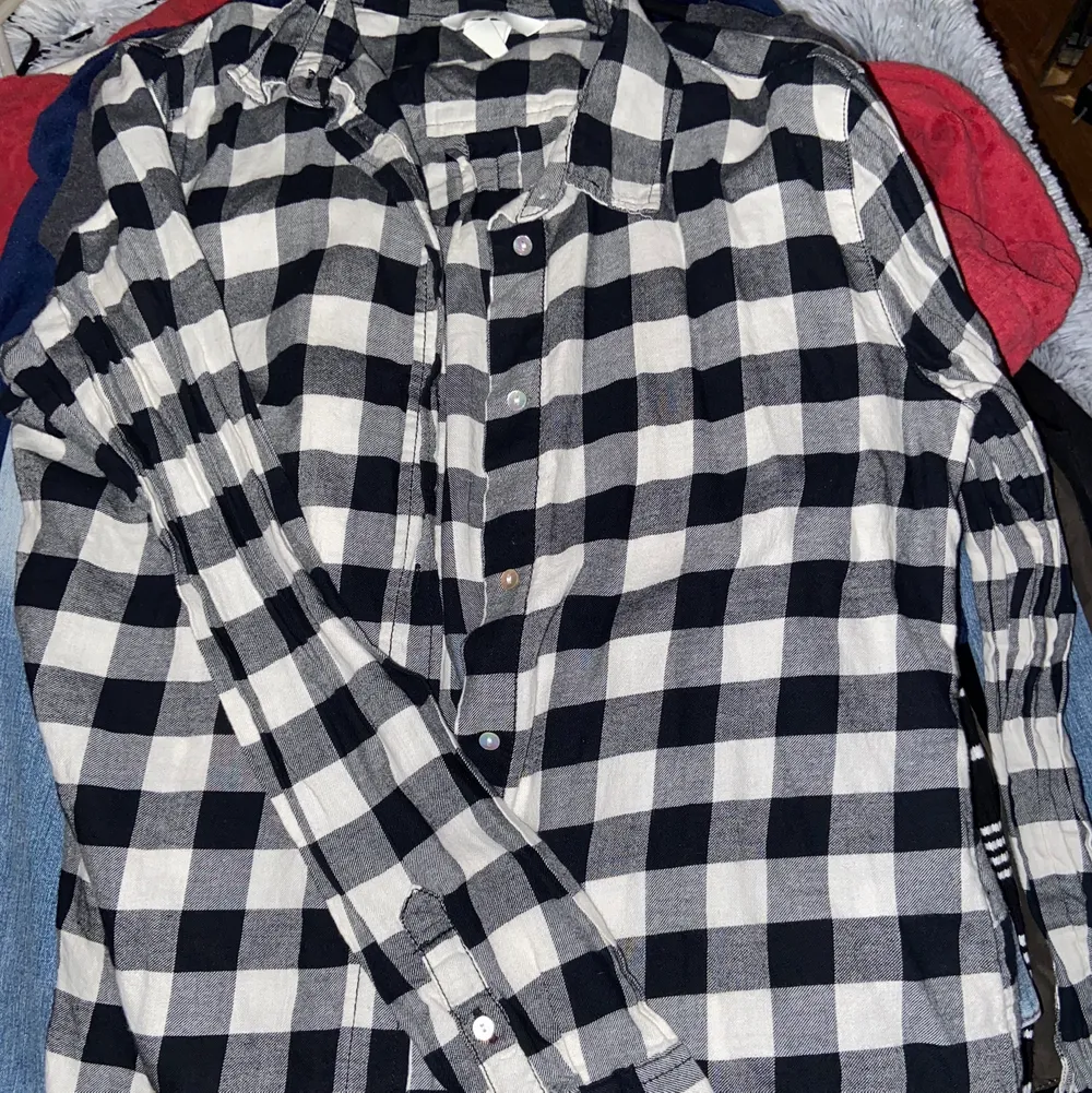 Skjorta i ny skick från H&M, aldrig använd. ”Slit” på sidorna. Strl xs. Hämtas i Södertälje c eller fraktas, köparen står för fraktkostnaden.. Skjortor.