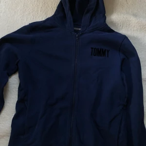 Tommy Hilfiger Zip - En fin Tommy Hilfiger Zip Hoodie i strl 176. Använd endast 4 gånger, mycket gott skick/nyskick. Felfri o övrigt. Nypris: 900kr. Pris: 300kr
