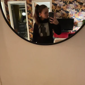 Svart hoodie från The cool elephant - Fin hoodie från the cool elephant, säljs pågrund av att den inte andvänds. Köparen står för frakten😘