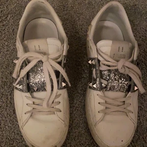 Valentino skor - Intressekontroll på mina valentino skor. Stl 38, köpt i december 2020 på NK. Har kvitto och äktenhetsbevis. Kan skicka flera bilder på sicket osv 