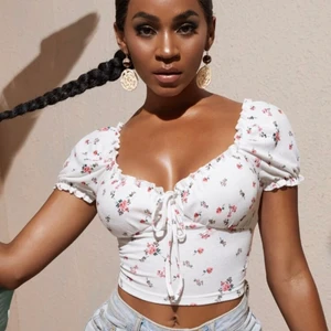 En vit topp - En vit topp från shein säljs pågrund av att jag aldrig använder den. 