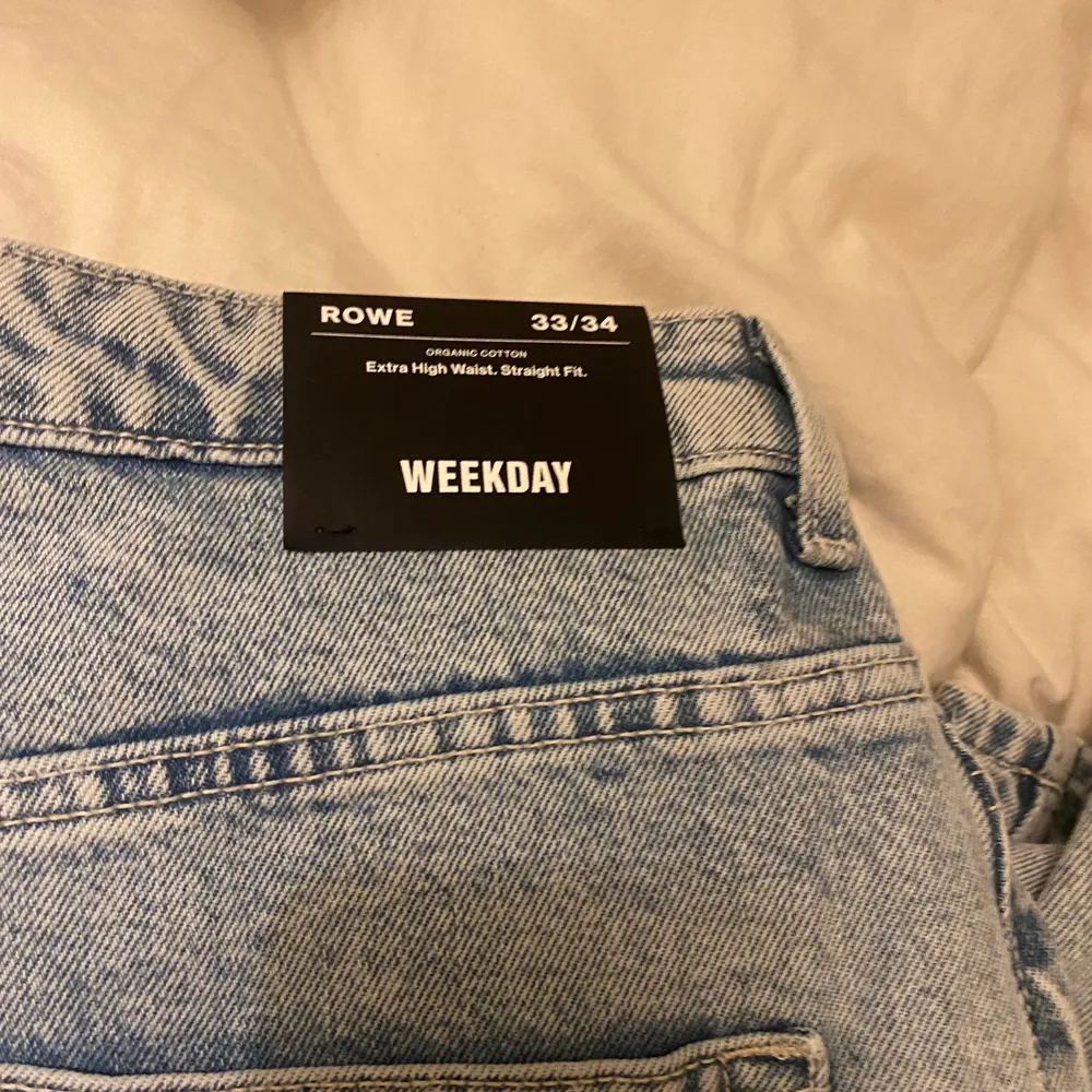 Säljer dessa oanvända jeans från Weekday i modellen Rowe. Storlek 33/34. Säljer då det är fel storlek. Aldrig använda. Lapp kvar. Pris kan diskuteras! Unisex-modell. Farkut & Housut.