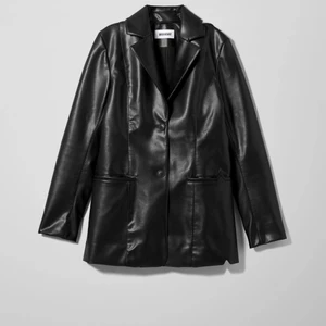 Weekday blazer / skinnjacka - Fake skinnjacka/ blazer från weekday😍 knappt använd!! Säljs för 700 online.. skriv  för egna bilder ❤️ frakt tillkommer