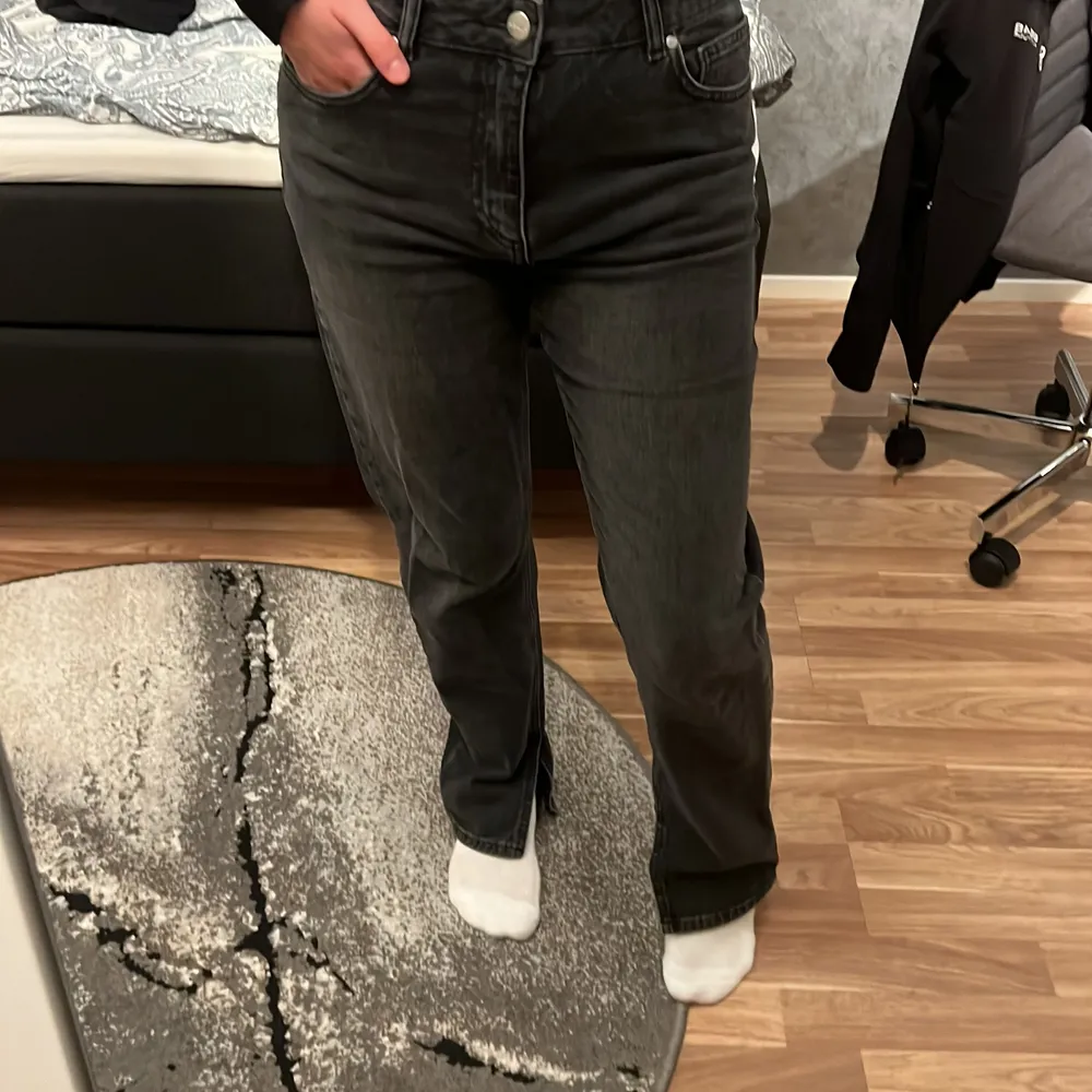 Säljer dessa super fina grå jeans, jeansen är använda endast 3-4 gånger säljer de pågrund av att de inte kommer till användning, jeansen är i en grå färg och har även en slits på båda benen jag säljer de för 150 kr + frakt ( kan även mötas upp) byxorna är i storlek s och längden är 32 passar även de som har storlek xs.. Jeans & Byxor.