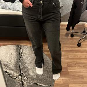Säljer dessa super fina grå jeans, jeansen är använda endast 3-4 gånger säljer de pågrund av att de inte kommer till användning, jeansen är i en grå färg och har även en slits på båda benen jag säljer de för 150 kr + frakt ( kan även mötas upp) byxorna är i storlek s och längden är 32 passar även de som har storlek xs.