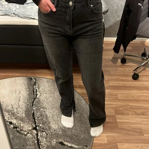 Jeans - Säljer dessa super fina grå jeans, jeansen är använda endast 3-4 gånger säljer de pågrund av att de inte kommer till användning, jeansen är i en grå färg och har även en slits på båda benen jag säljer de för 150 kr + frakt ( kan även mötas upp) byxorna är i storlek s och längden är 32 passar även de som har storlek xs.