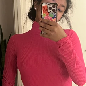 Neon rosa tröja❤️‍🔥 - Säljer dena fina tröja som har blivit för liten för mig!! Andvändig 1 gång 🤤 KÖPAREN STÅR FÖR FRAKTEN 