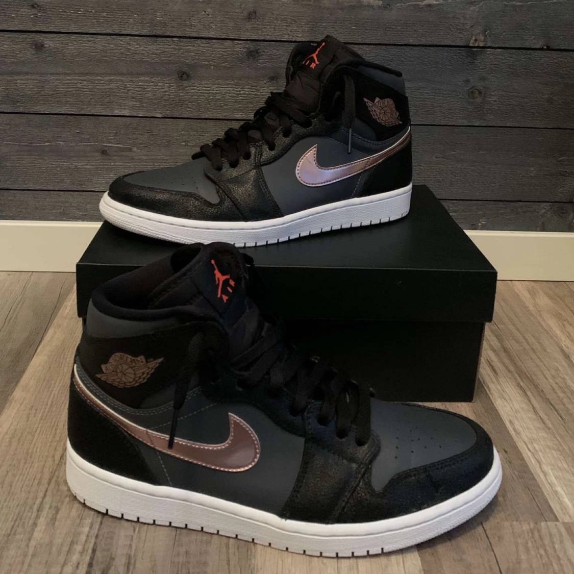 Jordan 1 retro high black metallic…