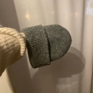 Grå mössa😀 - Säljer denna snygga mössan! Mörkgrå och inte en sån som sticks! Den liknar acne mössorna i modellen.