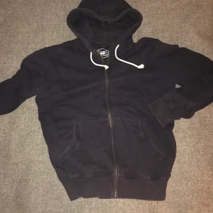 Mörkblå zip hoodie  - Zip hoodie från Crocker. Köpt second hand och sitter väldigt bra:) skriv gärna vid frågor!💕