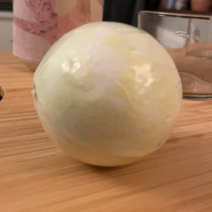 Badbomm - Säljer den gula fina badbommbenden, med lite vit i, den är är lindad i plast så jag har inte använt den, bra skick! Hoppa ni vill köpa!❤️😜🎸⚡️ frakten kostar 15- 20 kr (står ej för frakten)