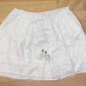 Zadig kjol - En så fin zadig kjol med massvis med fina detaljer vid fickorna och de små dödskallarna 