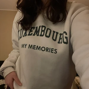Långärmad tröja  - Vit långärmad tröja med Luxembourg tryck fram! Gosigt material och bra kvalitet, storlek M från Shein. Använd 2 gånger. Frakt tillkommer 🥰