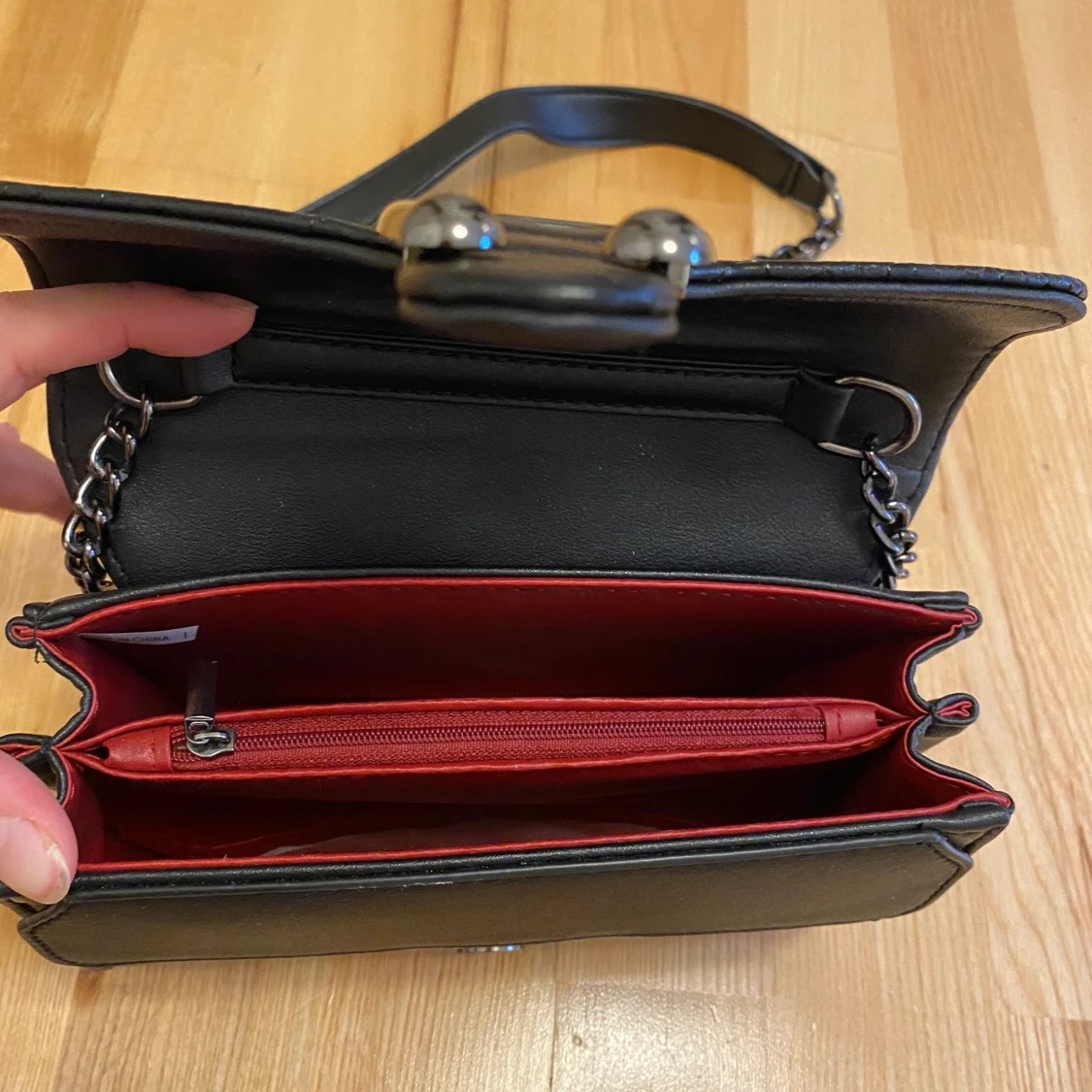 Fin svart väska av okänt märke  - 91