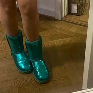 Skit coola uggs i väldigt bra skick. Använda Max 5 ggr. Nypris 2300. Köpta på Nk för två år sen. Skriv för mer bilder eller info💚