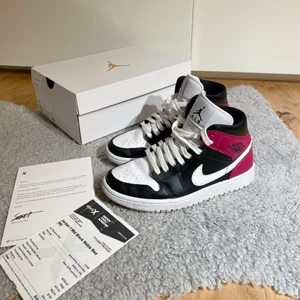 Nike Air Jordan 1 Black Noble Red - Jag säljer mina Jordans storlek 37,5 (6,5). Endast använda fåtal gånger då dem inte kommer till användning. Färgen heter Black/White-Noble Red. Jag köpte dem på StockX för 2400kr och och har både kartong, kvitto och äkthetstag kvar(bild 3).❤️