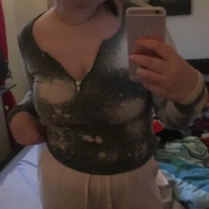 Trendig topp  - Jätte fin militärgrön topp med mönster i