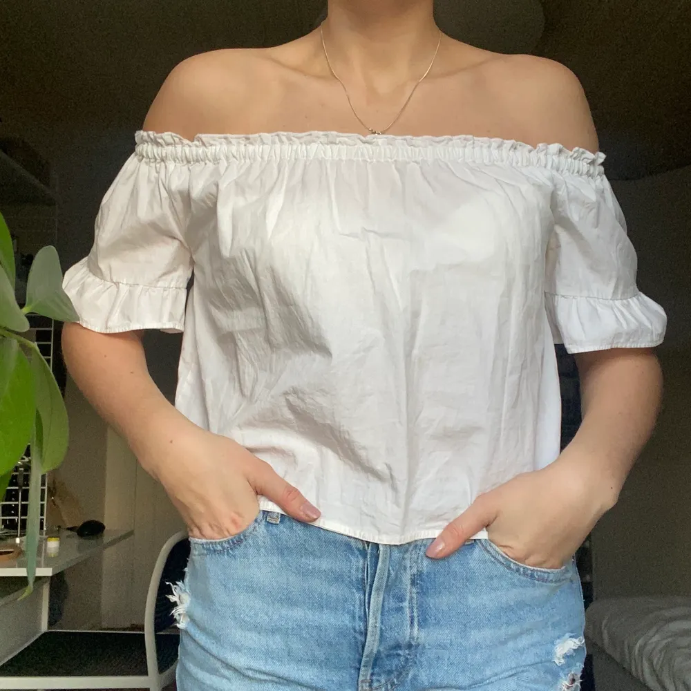 Jättesöt vit off shoulder topp från Pull and bear, använd sparsamt🥰. Toppar.