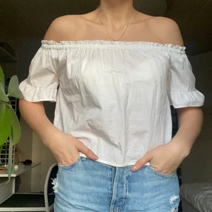 Offshoulder topp - Jättesöt vit off shoulder topp från Pull and bear, använd sparsamt🥰