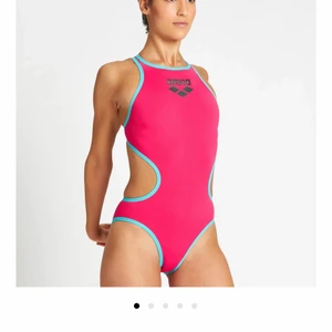Baddräkt  - Säljer en arena simbaddräkt som är helt oanvänd. (Lappar och allt sitter kvar) Säljer pågrund av att den var för liten för mig. Ny pris 400kr säljer för 150kr. Storlek 38. (Bilden är lånad från hemsidan).