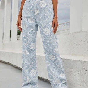 Mönster Boho jeans  - Aldrig använd, super fina mönstrade byxor, ljusblåa, 