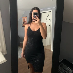 Svart glittrig klänning - Klännning från nelly i storlek S, endast använd en gång