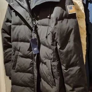 Svea Vinterjacka - Helt ny SVART vinterjacka med luva från Svea med lapparna kvar. Inköpt i helgen på Gekås säljes pga felköp.