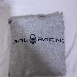 En väldigt fin grå SAil racing tröja som är i väldigt bra skick. Använd ett par gånger men kommer inte till användning längre. Nypris 799. 