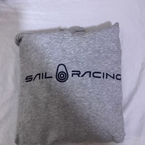 SAil Racing tröja  - En väldigt fin grå SAil racing tröja som är i väldigt bra skick. Använd ett par gånger men kommer inte till användning längre. Nypris 799. 