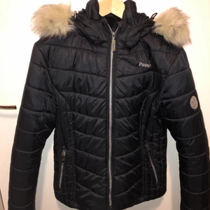 Jacka  - En svart jacka från Pikeur med avtagbar luva. Varm och go’. Använd en del men har inga skador. Vet ej om pälsen är äkta, tror inte det.                                     -skriv om du vill ha fler bilder 