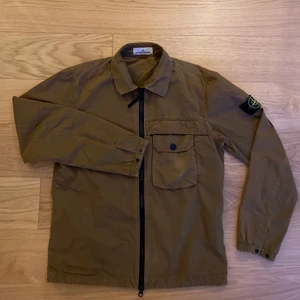 Stone island overshirt  - Jag säljer min Stone island overshirt som jag köpte för 3099:-, storlek M med tags kvar. Priset är prut-bart.