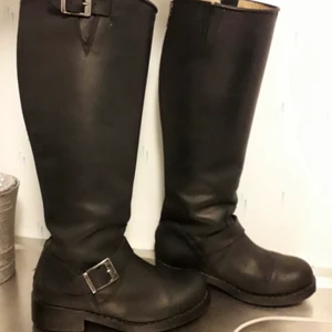 Johnny Bulls stövlar  - Johnny bulls stövlar använd ett fåtal gånger storlek 38 nypris 2100 kr säljes för 700kr äkta läder! Möts upp på min adress i Tumba skriv för fler bilder 