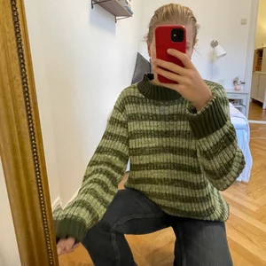 Nakd x Emelie Malou stickad tröja - Superfin grönrandig stickad tröja från Emelie Malous kollektion för Nakd💚 Storlek S. Lite längre i modellen. I princip nyskick