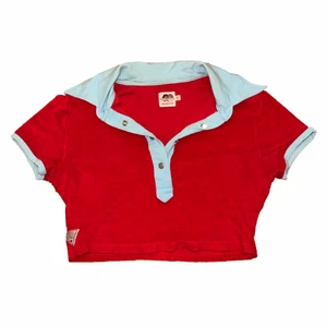 Fiorucci röd topp - Röd croppad topp från fiorucci i storlek M men sitter som en S. Blå/turkosa detaljer😍😍😍