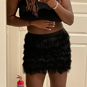 Minikjol  - En snygg och festlig minikjol med fransar perfekt till nyår med en snygg body eller croptop, blazer och ett par klackar eller boots. 