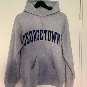 College Hoodie - Skitsnygg Hoodie med tryck!!👌🏼👌🏼 Använd ca 4 gånger så väldigt bra kvalitet🌟 Nypris: 500! Köparen står för frakt📦 är fler intresserade är det budgivning som gäller!