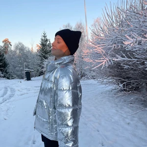 Silver jacka - Säljer denna SJUKT snygga vinterjacka i silver, underbar är den!! Men har köpt en ny så denna kommer inte till användning, väldigt bra skick! Slutsåld, bud om fler är intresserade