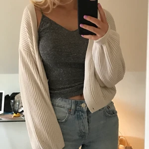 Stickad kofta - Stickad kofta från NA-KD, saknar en knapp men inget som märks av så mycket, pris: 100kr +frakt ❣️