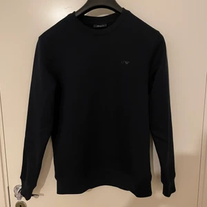 Armani Jeans Sweatshirt  - Fräsch Mörkblå Armani Jeans Sweatshirt , i väldigt bra skick.