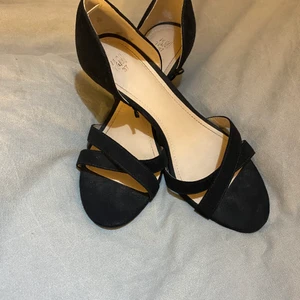 Svarta klackar  - Svarta klackar i storlek 37. Använda en gång. Pris: 100kr plus frakt 62kr❤️❤️