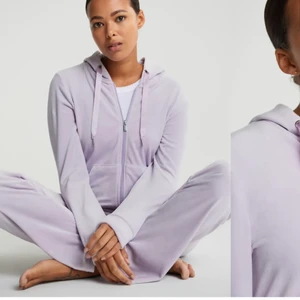 Gina tricot mjukis BÅDA DELAR (!!!) - Säljer mitt populära ljuslila Gina tricot set (likt juicy couture) som är slutsålt!! Storlek s i båda delar, men skulle även passa xs och m. 