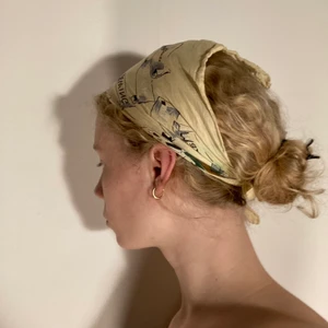 Hårscarf - Fin scarf som man t.ex kan ha som hårband. Frakt tillkommer. 