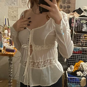 Riktigt fin blus - Riktigt riktigt fin blus som ser bra ut på vem som helst. Skulle väldigt gärna na behållt den men den passar ganska tight på mig så den skulle göra mer nytta för någon annan. 