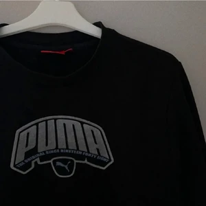 Vintage puma - Sweatshirt med pumas gamla design, passformen är normal.