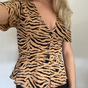 Leo-topp från H&M - Från H&M i strl 36, säljer då den typ aldrig kommit till användning tyvärr. Så är i nyskick!!!