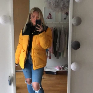Vinterjacka - Säljer denna gula vinterjackan som påminner om the North face jackorna. Köpt för 2 år sen i Spanien, använd en vinter sen har den hängt. Luvan går att ta av och på. Leverans står köparen för! 